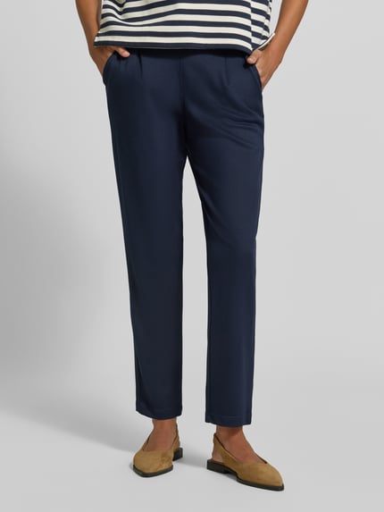 Frauenmodel trägt Hose aus Viskose-Mix mit elastischem Bund und Tunnelzug von Christian Berg Woman, dunkelblau, Regular Fit, Nahaufnahme Unterkörper.