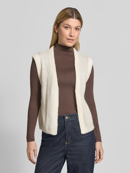 Kobiece model prezentuje kamizelkę dzianinową w otwartym kroju Model 'BLUSH' od ICHI, Mieszanka materiałów z dodatkiem wełny, krój regular fit, długość tyłu w rozmiarze S: 48 cm, jasny kolor, gładka tekstura, widok całej sylwetki z przodu.