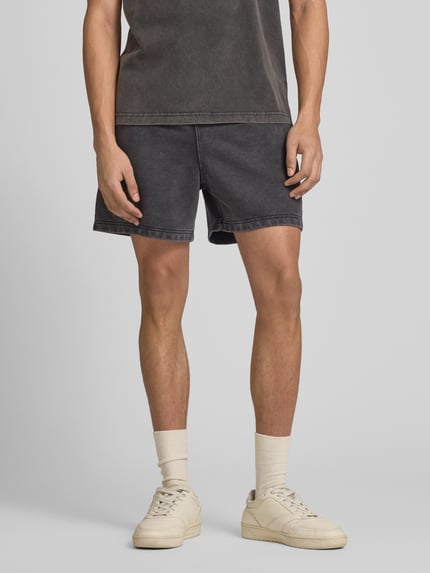 Männermodel trägt Sweatshorts mit Eingrifftaschen von CHAMPION, dunkelgrau, Baumwoll-Mix, Regular Fit, Label-Stitching, Ganzkörperansicht von vorne