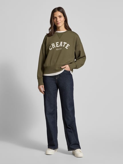 Vrouwenmodel draagt MOS MOSH sweatshirt uit viscosemix met stretch, relaxed fit, model 'CELLI', ronde hals, olijfgroen, voorkant volledig te zien.