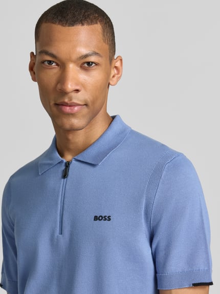 Mannenmodel draagt Regular Fit poloshirt uit puur katoen model 'KN_EVER-X' van BOSS Green in effen kleuren, fijngebreid, labelapplicatie, polokraag, V-hals, korte ritssluiting, korte mouwen, mouw- en rompzoom geribd, Nahaufnahme Oberkörper.