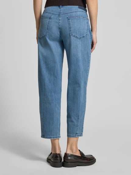 Frauenmodel trägt Barrel Fit Jeans mit Eingrifftaschen Modell 'BOBBIE' von MAC, hellblau, weiche Baumwollmischung, Ganzkörperansicht Rückansicht, Damen Jeans, Bundweite 40 cm, Innenbeinlänge 69 cm, Stretch-Anteil.