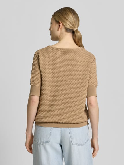 Frauenmodel trägt Strickpullover mit 1/2-Arm Modell 'Dodo' von FREE/QUENT in Beige, Strukturmuster, reine Baumwolle, Rückansicht, Ganzkörperansicht Rückansicht.