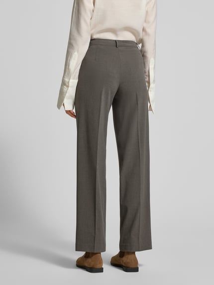 Vrouwenmodel draagt Straight Fit Bundfaltenhose met viscose-aandeel model 'TEXAS' van Vero Moda in melangeoptiek, zonder zakken, middelhoge taille, knopen en verborgen ritssluiting, riemlussen en vouwplooien, grijze kleur, Ganzkörperaanzicht achterkant.