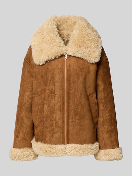 Produktfoto, Jacke mit Futter aus Teddyfell Modell 'ADRIANA' von Mango in warmem Braun mit sichtbarem Umlegekragen, Reißverschluss und Eingrifftaschen, Relaxed Fit, texturierte Oberfläche, Rückseite aus weichem Teddyfell, geeignet als Damenjacke