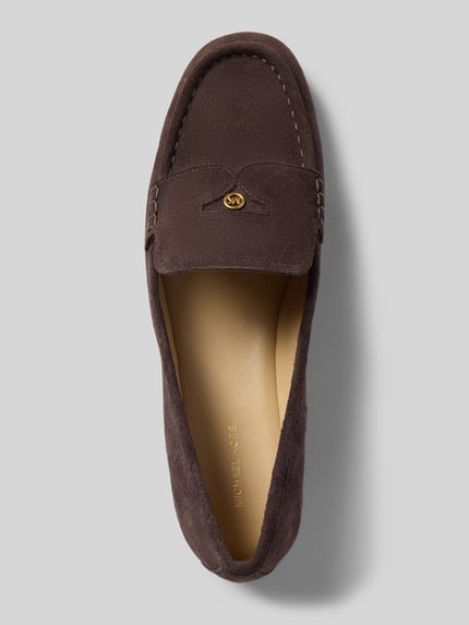 Produktfoto, Penny-Loafer aus echtem Leder Modell 'JENNINGS' von MICHAEL Michael Kors, brązowa zaokrąglona forma, detal z logo w efekcie metalicznym, podeszwa gładka, wysokość obcasa 1 cm w rozmiarze 40, wysokość cholewki 6 cm w rozmiarze 40, szerokość cholewki 15 cm w rozmiarze 40