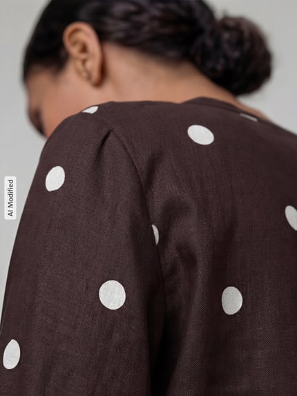 Frauenmodel trägt Regular Fit Bluse mit Zierschleifen von Jake*s Casual, braun mit weißen Punkten, Leinen-Viskose-Mix, Detailaufnahme Rückansicht.