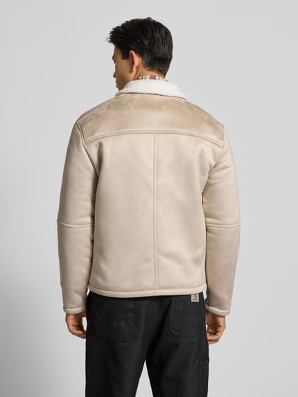 Männermodel trägt Regular Fit Bomberjacke mit Kunstfellkragen Modell 'ROYCE' von Only & Sons in Wildleder-Optik, Rückansicht Ganzkörperansicht.