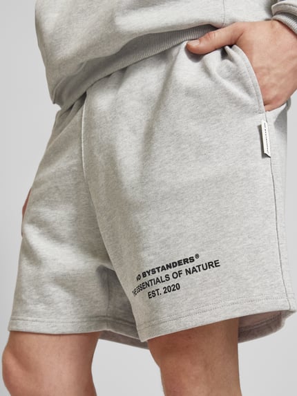 NO BYSTANDERS® Regular Fit Sweatshorts mit Label-Print Hellgrau Melange 3