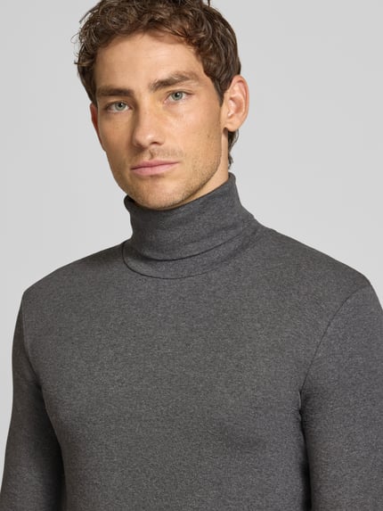 Männermodel trägt Regular Fit Langarmshirt aus reiner Baumwolle von Marc O'Polo, dunkelgrau, glatte Textur, Nahaufnahme Oberkörper.