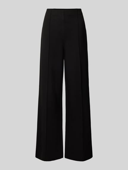 Produktfoto, schwarze Flared Cut Hose mit elastischem Bund und Längsnähten aus Viskose-Mix von Christian Berg Woman Selection.