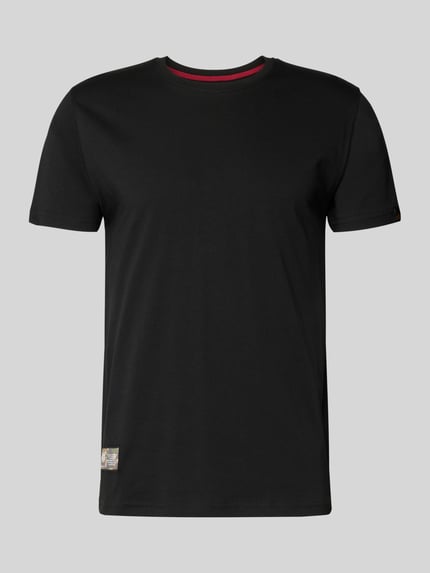 Produktfoto, T-Shirt mit Label-Patch Modell 'Camo' von Alpha Industries aus czarnej, woskowanej bawełny, prosty krój, detal z przodu