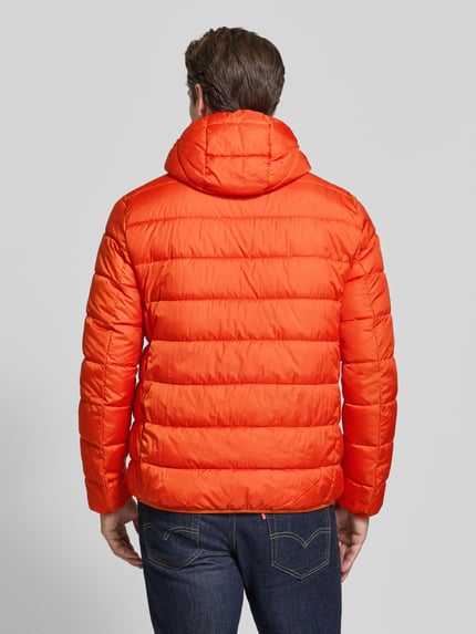 Männermodel trägt Steppjacke mit Kapuze und Reißverschluss von MCNEAL in Orange, Regular Fit, Rückansicht, Kontext: Eingrifftaschen, Maße Größe M