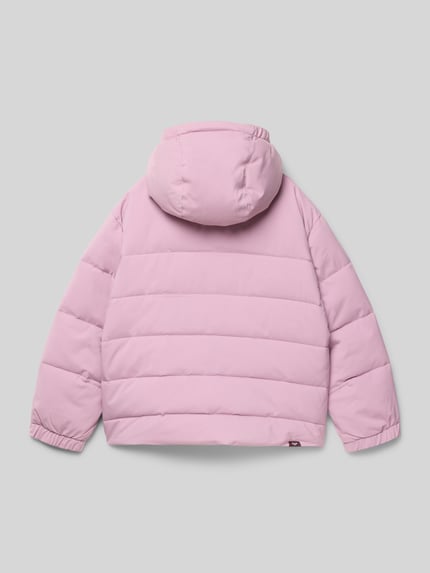 Produktfoto, Steppjacke mit Reißverschlusstaschen Modell 'SNOWYHILL' von Roxy, relaxed Fit, Kapuze, rosa, gesteppt, glatte Textur, Rückansicht.