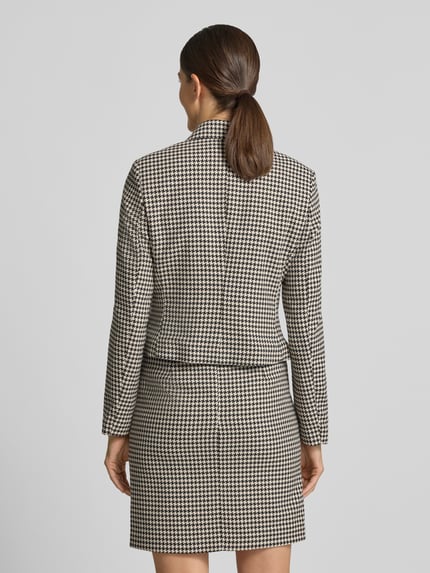 Modelka prezentuje Slim Fit Blazer mit Hahnentrittmuster od Christian Berg Woman Selection z Mieszanka materiałów z dodatkiem wiskozy, Pepitka, wykładany kołnierz, listwa guzikowa, Długość tyłu w rozmiarze 36: 50 cm, Szerokość w rozmiarze 36: 43 cm, Długość rękawów w rozmiarze 36: 62 cm, całkowity widok z tyłu