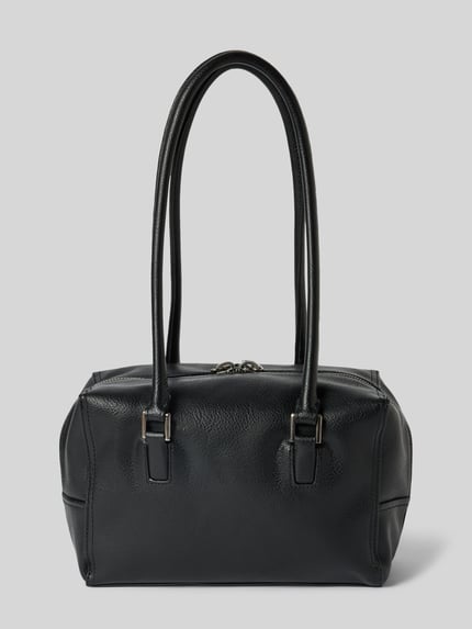 Produktfoto, Satchel Bag mit Label-Prägung Modell 'KAYLA' von LIEBESKIND BERLIN, rechteckige Form, schwarze Leder-Optik, strukturierte Textur, silberfarbene Details, Kontext: Zweiwege-Reißverschluss, lange Tragegriffe, Innentasche mit Reißverschluss, Maße 25x17x10 cm, Schulterriemen 70 cm