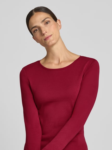 Frauenmodel trägt Slim Fit Longsleeve aus reiner Baumwolle von Christian Berg Woman in Rot, tailliert, Rundhalsausschnitt, Nahaufnahme Oberkörper.