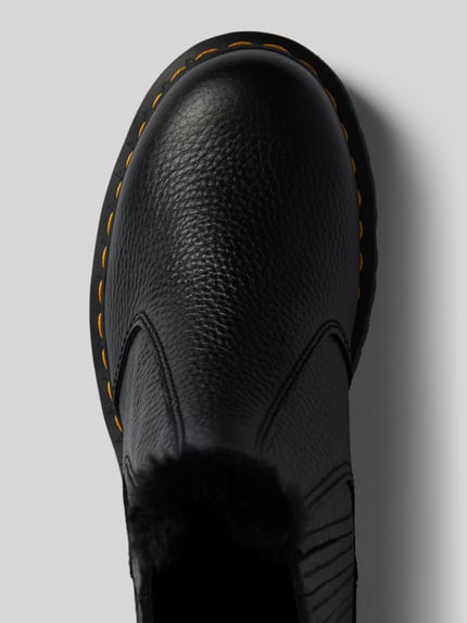 Productfoto, Chelsea Boots aus echtem Leder Modell 'Leonore II' van Dr. Martens, dames chelsea boots, afgerond model, geprofileerde zool, zwarte kleur, elastische inzet, binnenvoering in bontlook, detailopname, context: echt leer, maat 40 hakhoogte 4 cm, schachthoogte 14 cm, schachtbreedte 10 cm.
