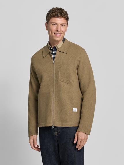 Männermodel trägt Regular Fit Hemdjacke mit Zweiwege-Reißverschluss Modell 'HANNES' von Samsøe Samsøe, Leinen, Ganzkörperansicht von vorne.