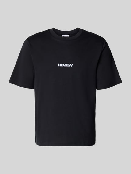 Produktfoto, T-Shirt mit Logo und Rundhalsausschnitt von REVIEW in Schwarz, reine Baumwolle, Relaxed Fit, zentriertes weißes Logo.