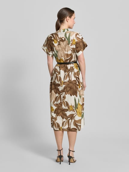 Frauenmodel trägt Midikleid mit Gürtel Modell 'Za44ritii' von ZABAIONE, Reine Baumwolle, Taillierter Schnitt, Tunikakragen, 1/2-Arm, Rückenlänge 115 cm, Brustweite 55 cm, Ärmellänge 15 cm, florales Muster in Beige und Braun, Ganzkörperansicht Rückansicht.