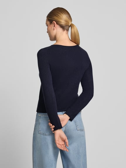 Frauenmodel trägt Regular Fit Strickpullover aus reinem Kaschmir von Christian Berg Woman in Dunkelblau mit Ziernaht und Rundhalsausschnitt, Rückenansicht, Damen Strickpullover, Langarm, Rückenlänge 53 cm, Ärmellänge 63 cm.