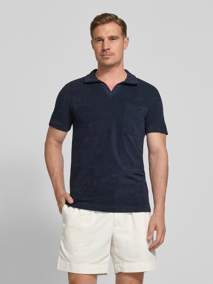 Mannenmodel draagt Relaxed Fit poloshirt met V-hals van Lindbergh, katoenmix, badstof, borstzak, ruglengte maat M 76 cm, voorkant volledig