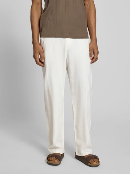 Männermodel trägt Loose Fit Hose aus Baumwoll-Leinen-Mix Modell 'BRODY' von SELECTED HOMME, unifarben, Nahaufnahme Unterkörper.