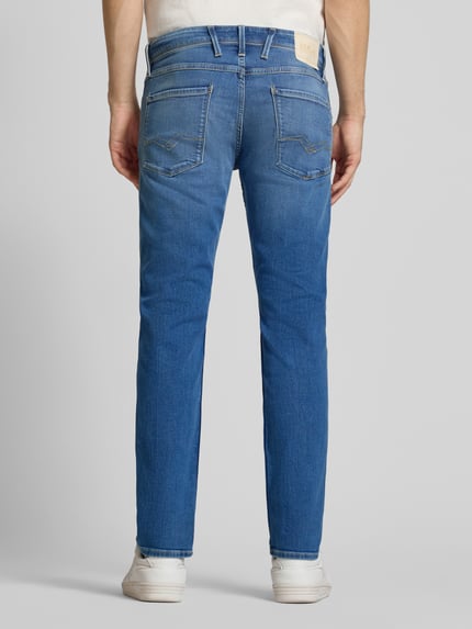 Mannelijk model draagt Replay Jeans met 5-pocket-design model 'Anbass', rechte fit, katoen-elastaan, heren jeans, achteraanzicht.
