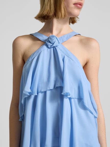 Frauenmodel trägt Volant Abendkleid mit V-Ausschnitt Modell 'FELICIA' von Vero Moda, Optik: Unifarben, Materialverarbeitung: Chiffon, Nahaufnahme Oberkörper.