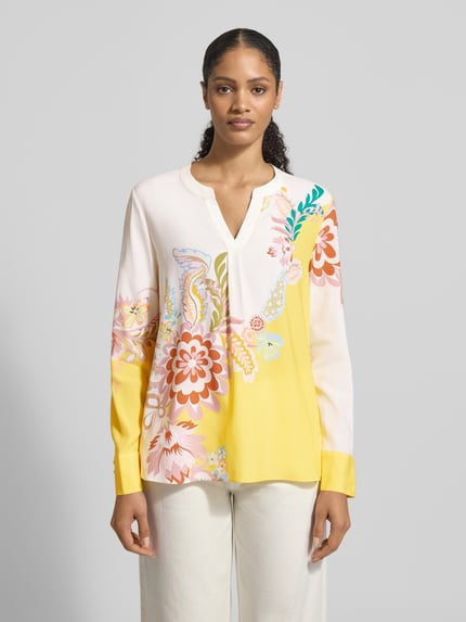 Modelka damska ma na sobie Regular Fit Bluse aus Seide-Elasthan-Mix mit Allover-Look od HERZENS, kolorowy deseń, tunikowy kołnierz, krój regular fit, długość tyłu w rozmiarze 36: 69 cm, długość rękawa w rozmiarze 36: 64 cm, ujęcie: całopostaciowe z przodu.