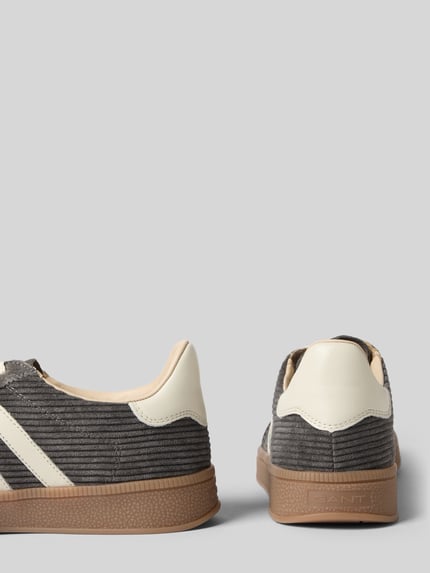 Produktfoto, sneakersy z naturalnej skóry bydlęcej model 'Cuzima' od GANT w kolorach brązowym i beżowym, wyraźna tekstura, damskie sneakersy