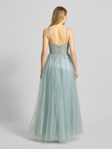 Frauenmodel trägt Abendkleid mit Spitze und Spaghettiträgern von Hey Kyla in hellblauem Chiffon mit Paillettenbesatz, A-Linie, Maxikleid, tiefem Rückenausschnitt, rückseitigem Haken-Reißverschluss, Rückenlänge 154 cm, Brustweite 33 cm, Ganzkörperansicht Rückansicht.