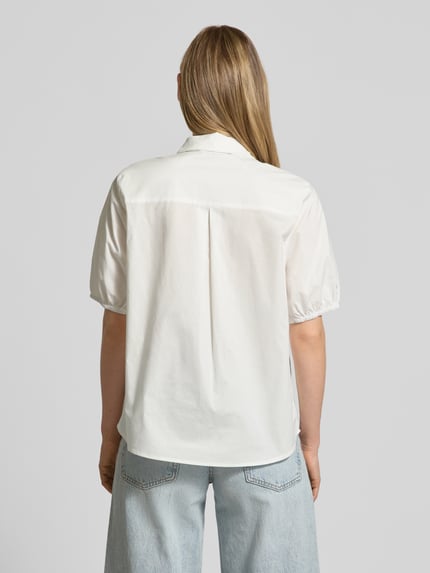 Vrouwenmodel draagt strikblouse met overhemdkraag en strik, puur katoen, straight fit, model 'malay' van FREE/QUENT, rugaanzicht