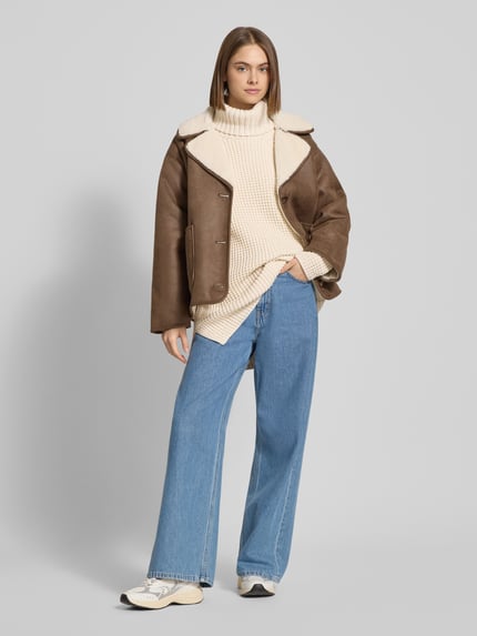 Frauenmodel trägt Regular Fit Rollkragenpullover aus Baumwoll-Mix von Marc O'Polo Denim, unifarben, Grobstrick, Ganzkörperansicht von vorne.