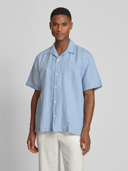 Männermodel trägt Relaxed Fit Freizeithemd aus Leinen-Baumwoll-Mix Modell 'RLXCLAY' von HUGO, Optik: Unifarben, Strukturiert, Ganzkörperansicht von vorne.