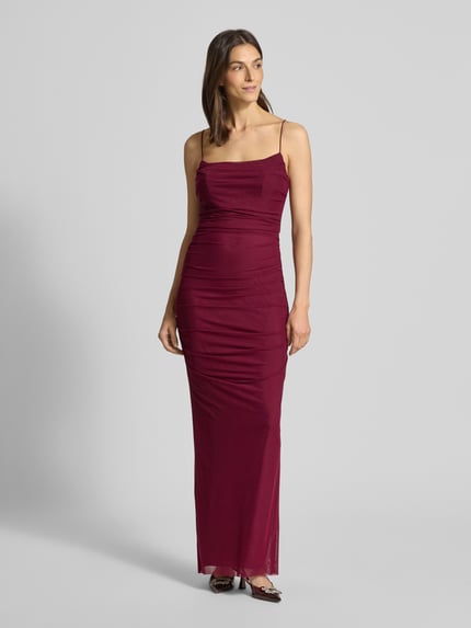Frauenmodel trägt Slim Fit Abendkleid mit Gehschlitz von Hey Kyla in Bordeaux mit semitransparentem Mesh und blickdichtem Unterrock, Ganzkörperansicht von vorne.