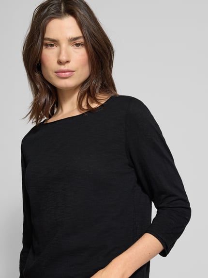 Kobiece modelka nosi Regular Fit 3/4-Shirt aus reiner Baumwolle od s.Oliver RED LABEL, czarny jersey, unikatowa faktura, ujęcie z przodu, zbliżenie na górę ciała.