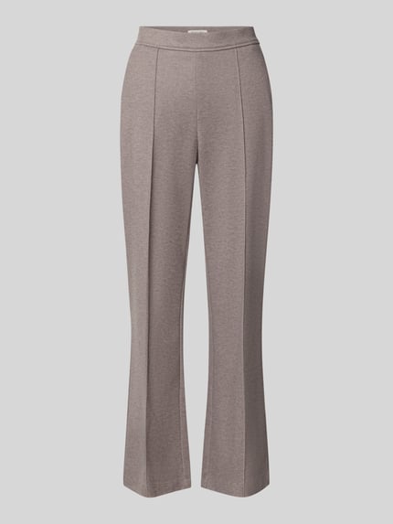 Produktfoto, Boocut Fit Stoffhose mit Viskose-Anteil von Christian Berg Woman in Taupe, sichtbare Ziernähte, elastischer Bund, Paspeltaschen rückseitig, glatte Stoffstruktur, Damenmode