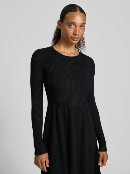 Frauenmodel trägt Regular Fit Strickkleid aus Viskose-Mix Modell 'ALMA' von ONLY, schwarz, feine Rippstruktur, Nahaufnahme Oberkörper, Damen Strickkleid von ONLY.