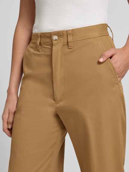 Frauenmodel trägt Cropped Hose mit Paspeltaschen am Gesäß von Polo Ralph Lauren, Baumwoll-Mix mit Stretch-Anteil, Nahaufnahme Oberkörper.