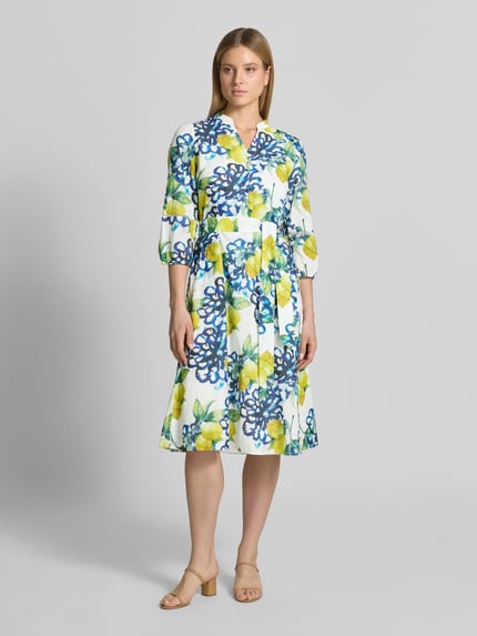 Vrouwenmodel draagt midi-jurk met tuniekkraag en knoopsluiting van More & More, puur katoen, A-lijn, all-over look, 3/4-mouw, geheel lichaamsaanzicht van voren