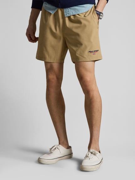 Männermodel trägt Badeshorts mit Label-Stitching-Applikation von Polo Ralph Lauren, Optik: Unifarben, Ganzkörperansicht von vorne.