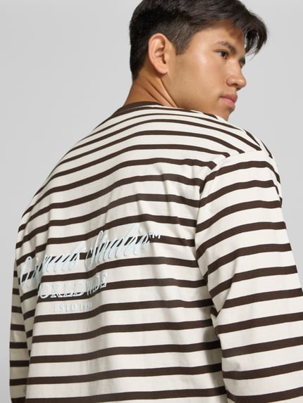 Männermodel trägt Regular Fit Longsleeve aus reiner Baumwolle mit Streifenmuster von JACK & JONES, Beige-Braun, Nahaufnahme Oberkörper.