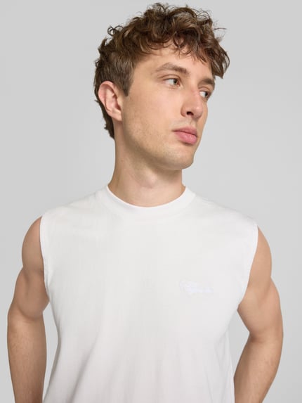 Männermodel trägt Tanktop mit Label-Stitching und Rundhalsausschnitt von Pegador aus Reine Baumwolle im Relaxed-Fit, Nahaufnahme Oberkörper.