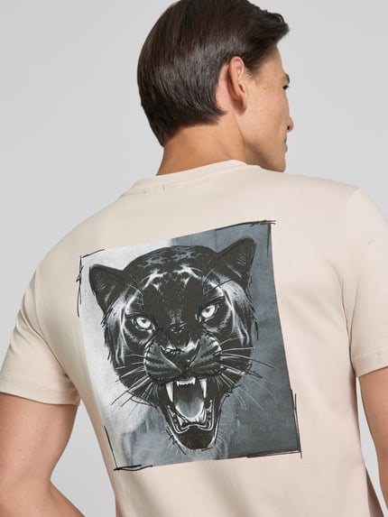 Männermodel trägt Regular Fit T-Shirt mit Label-Print von Antony Morato in Beige mit rundem Ausschnitt, Print in Schwarz-Grau, Ganzkörperansicht Rückansicht. Reine Baumwolle, Rückenlänge bei Größe M 70 cm.