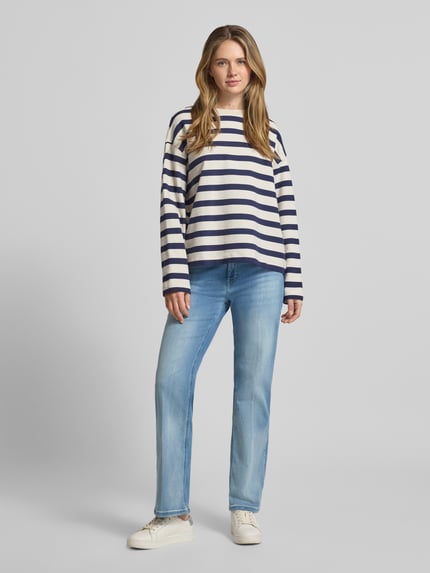 Vrouwenmodel draagt lichte blauwe straight fit jeans van MAC, model 'LAURA TURN UP', katoenmix, 5-pocket, omslag, enkelhoogte. Volledige voorkant.
