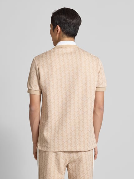 Męski model nosi Regular Fit Poloshirt mit Baumwoll-Anteil od Lacoste, efekt: wzór na całej powierzchni, detal: wyhaftowane logo, krój regular fit, aplikacja z logo, paski w kontrastowym kolorze, kołnierzyk polo, zapięcie na 2 guziki, krótki rękaw z prążkowanym zakończeniem, boki z rozcięciami, wykończenie: żakard, widok całej sylwetki z tyłu.