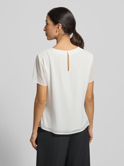 Frauenmodel trägt Regular Fit Blusenshirt mit semitransparenten Ärmeln von s.Oliver BLACK LABEL in Unifarben, Chiffon, Ganzkörperansicht Rückansicht.