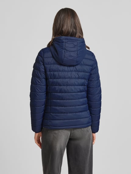 Vrouwenmodel draagt Steppjacke met Kapuze Modell 'THELMA' van CARS JEANS in regular fit, donkerblauw, detail stikselstructuur, ruglengte 61 cm, schouderbreedte 39 cm, borstwijdte 50 cm, mouwlengte 62 cm, productfoto, totale achteraanzicht.